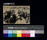 藏品(原住民風俗照片：排灣族人活動合影)的圖片